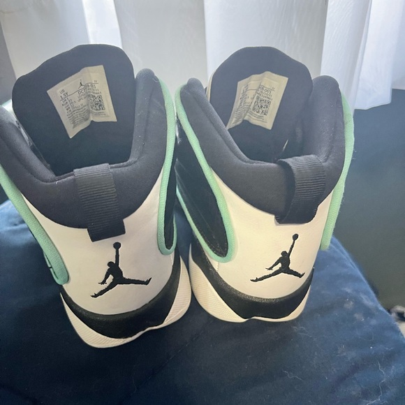 Youth 1.5 Jordan’s - Picture 2 of 5